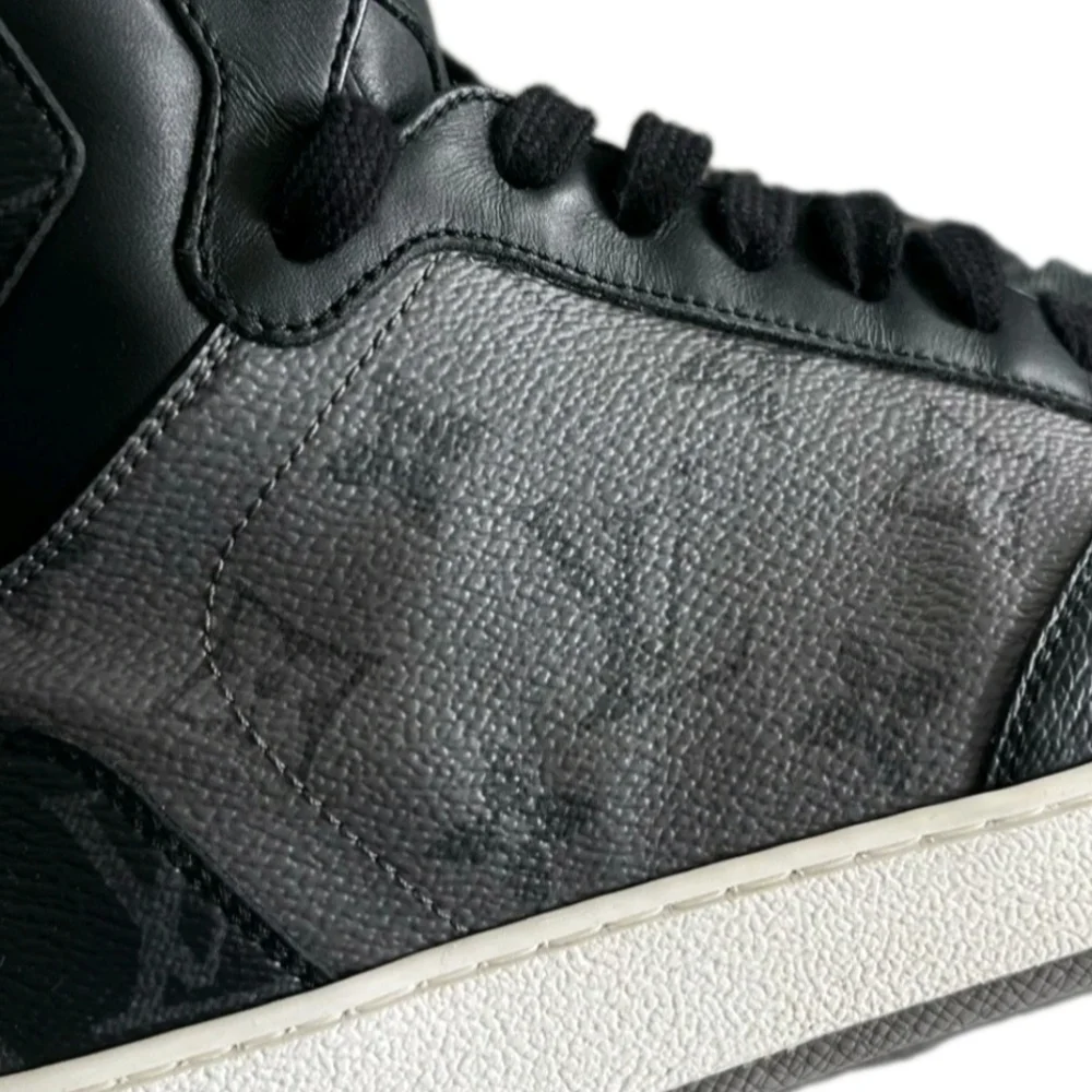 LOUIS VUITTON LV RIVOLI (UNISEX) SNEAKERS EU 40 US MENS 7.5 US WMNS SIZE 9 (EUC)